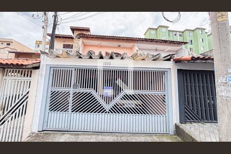 Casa à venda com 200m², 3 quartos e 2 vagas Casa à venda com 200m², 3 quartos e 2 vagasFachada