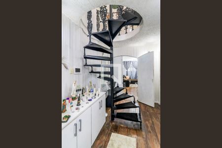 Casa à venda com 200m², 2 quartos e 1 vaga Casa à venda com 200m², 2 quartos e 1 vagaHall - Escada