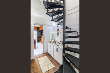 Casa à venda com 200m², 2 quartos e 1 vaga Casa à venda com 200m², 2 quartos e 1 vagaHall - Escada