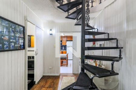 Casa à venda com 200m², 2 quartos e 1 vaga Casa à venda com 200m², 2 quartos e 1 vagaHall - Escada