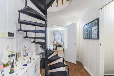 Casa à venda com 200m², 2 quartos e 1 vaga Casa à venda com 200m², 2 quartos e 1 vagaHall - Escada