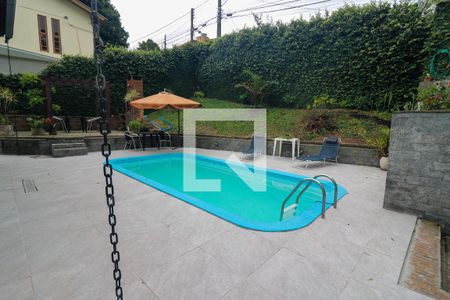 Casa à venda com 300m², 3 quartos e 4 vagas Casa à venda com 300m², 3 quartos e 4 vagasPiscina