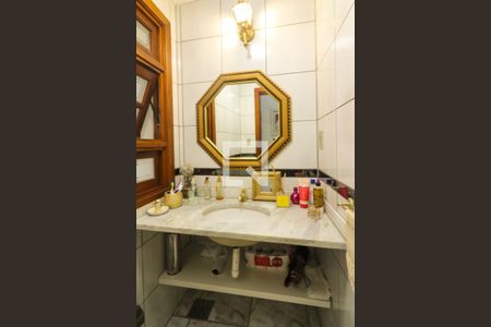 Casa à venda com 300m², 3 quartos e 4 vagas Casa à venda com 300m², 3 quartos e 4 vagasLavabo