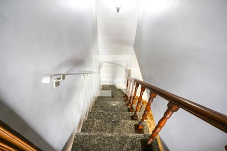 Casa à venda com 231m², 2 quartos e 2 vagas Casa à venda com 231m², 2 quartos e 2 vagasEscada
