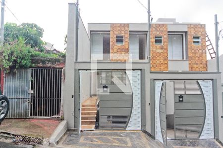 Casa à venda com 127m², 2 quartos e 3 vagas Casa à venda com 127m², 2 quartos e 3 vagasFachada