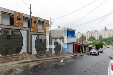 Casa à venda com 127m², 2 quartos e 4 vagas Casa à venda com 127m², 2 quartos e 4 vagasFachada