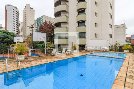 Apartamento à venda com 353m², 5 quartos e 5 vagas Apartamento à venda com 353m², 5 quartos e 5 vagasÁrea comum - Piscina
