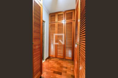 Apartamento à venda com 353m², 5 quartos e 5 vagas Apartamento à venda com 353m², 5 quartos e 5 vagasCloset da Suíte 1