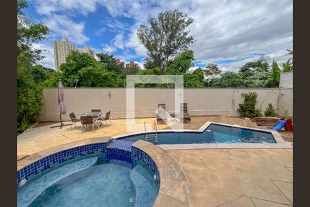 Casa à venda com 470m², 5 quartos e 4 vagas Casa à venda com 470m², 5 quartos e 4 vagasPiscina