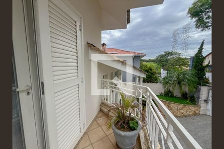 Casa à venda com 470m², 5 quartos e 4 vagas Casa à venda com 470m², 5 quartos e 4 vagasSacada do Quarto 1