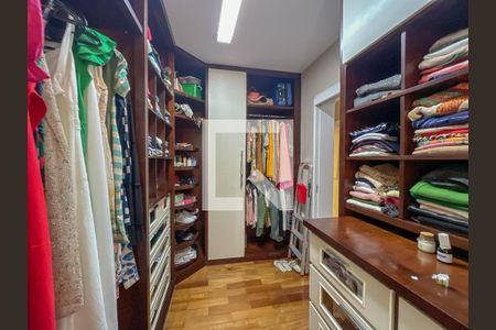 Casa à venda com 470m², 5 quartos e 4 vagas Casa à venda com 470m², 5 quartos e 4 vagasCloset da suíte 3