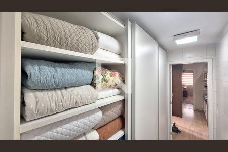 Apartamento à venda com 366m², 4 quartos e 5 vagas Apartamento à venda com 366m², 4 quartos e 5 vagasRoupeiro