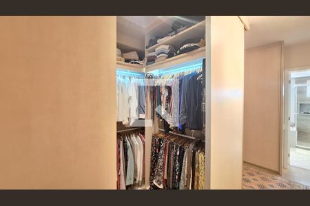 Apartamento à venda com 366m², 4 quartos e 5 vagas Apartamento à venda com 366m², 4 quartos e 5 vagasCloset da suíte 4