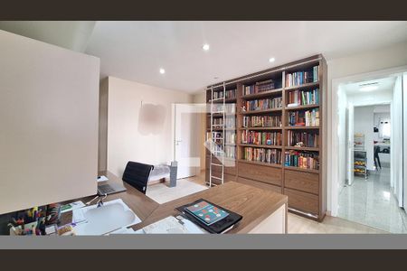 Apartamento à venda com 366m², 4 quartos e 5 vagas Apartamento à venda com 366m², 4 quartos e 5 vagasEscritório