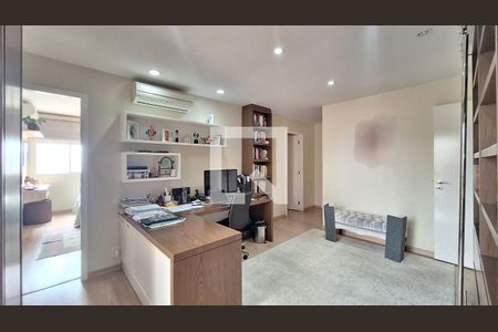 Apartamento à venda com 366m², 4 quartos e 5 vagas Apartamento à venda com 366m², 4 quartos e 5 vagasEscritório