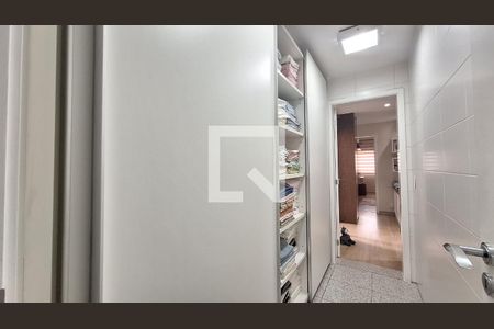 Apartamento à venda com 366m², 4 quartos e 5 vagas Apartamento à venda com 366m², 4 quartos e 5 vagasRoupeiro