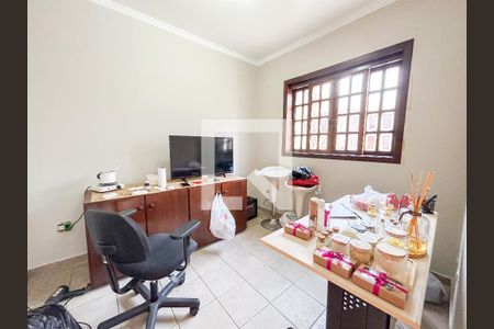 Casa à venda com 300m², 5 quartos e 4 vagas Casa à venda com 300m², 5 quartos e 4 vagasQuarto de serviço