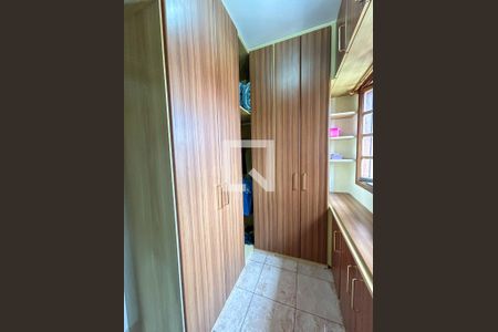 Casa à venda com 300m², 5 quartos e 4 vagas Casa à venda com 300m², 5 quartos e 4 vagasCloset da suíte
