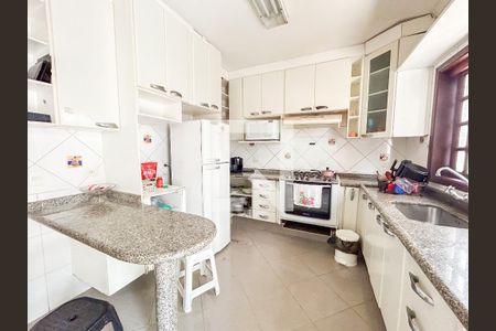 Casa à venda com 300m², 5 quartos e 4 vagas Casa à venda com 300m², 5 quartos e 4 vagasCozinha