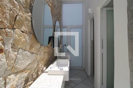 Casa à venda com 600m², 4 quartos e 8 vagasBanheiros masculinos / área para festas