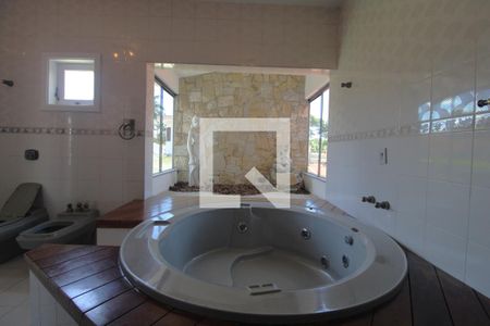 Casa à venda com 600m², 4 quartos e 8 vagasBanheira da suíte 1