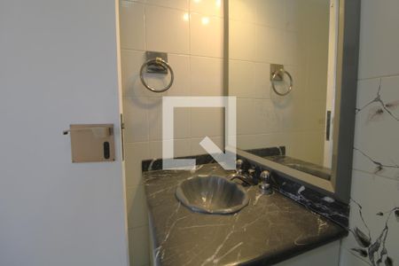 Casa à venda com 600m², 4 quartos e 8 vagasPia banheiro da suíte 3