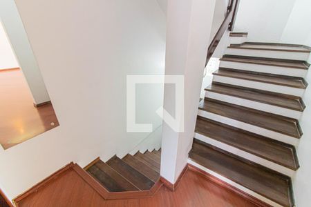 Casa de condomínio à venda com 200m², 2 quartos e 4 vagas Casa de condomínio à venda com 200m², 2 quartos e 4 vagasEscada