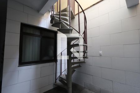 Casa à venda com 100m², 3 quartos e sem vagaGaragem - escada