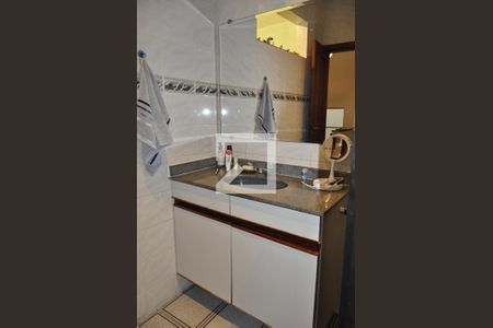 Casa de condomínio à venda com 200m², 4 quartos e 4 vagasBanheiro 2