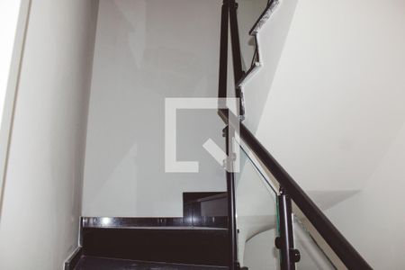 Casa à venda com 140m², 3 quartos e 2 vagas Casa à venda com 140m², 3 quartos e 2 vagasEscada