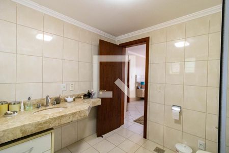 Casa à venda com 382m², 4 quartos e 2 vagas Casa à venda com 382m², 4 quartos e 2 vagasBanheiro da Suíte