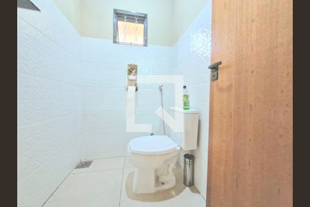 Casa à venda com 1500m², 3 quartos e 8 vagas Casa à venda com 1500m², 3 quartos e 8 vagasBanheiro de Serviço