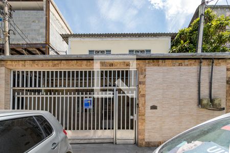 Casa à venda com 195m², 6 quartos e 1 vaga Casa à venda com 195m², 6 quartos e 1 vagaFachada