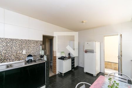 Casa à venda com 195m², 6 quartos e 1 vaga Casa à venda com 195m², 6 quartos e 1 vagaCasa 1 - Cozinha