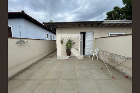 Casa à venda com 122m², 4 quartos e 2 vagas Casa à venda com 122m², 4 quartos e 2 vagasVaranda