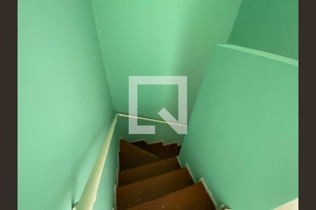 Casa de condomínio à venda com 54m², 3 quartos e 2 vagas Casa de condomínio à venda com 54m², 3 quartos e 2 vagasEscada