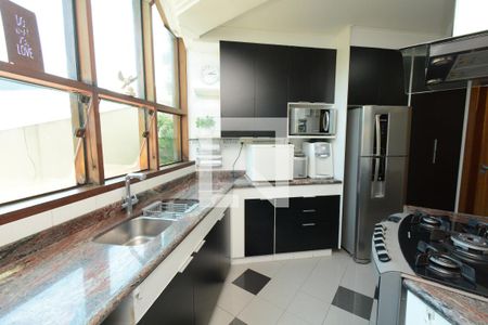 Casa à venda com 273m², 4 quartos e 2 vagasCozinha