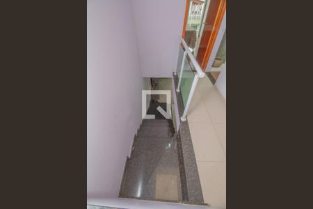 Casa à venda com 217m², 3 quartos e 4 vagas Casa à venda com 217m², 3 quartos e 4 vagasEscada