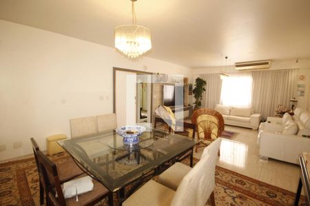 Casa à venda com 570m², 8 quartos e 2 vagassala 1