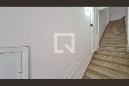 Casa à venda com 300m², 2 quartos e sem vaga Casa à venda com 300m², 2 quartos e sem vagaEscada