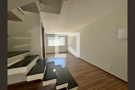 Sala de casa de condomínio para alugar com 3 quartos, 88m² em Vargem Pequena, Rio de Janeiro