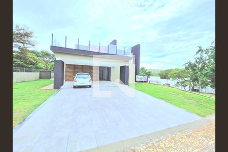 Casa de condomínio à venda com 417m², 4 quartos e 4 vagasFachada