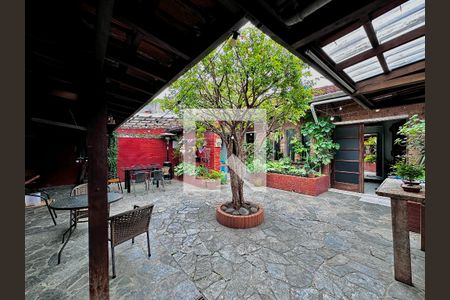 Casa à venda com 250m², 3 quartos e 4 vagas Casa à venda com 250m², 3 quartos e 4 vagasQuintal