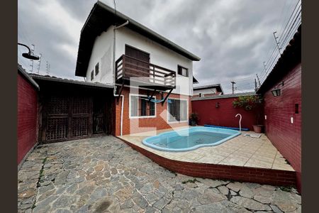 Casa à venda com 250m², 3 quartos e 4 vagas Casa à venda com 250m², 3 quartos e 4 vagasPiscina/Garagem