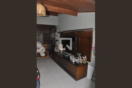 Casa à venda com 250m², 3 quartos e 5 vagasSoton com Furo