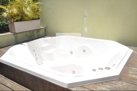 Casa à venda com 250m², 3 quartos e 5 vagasSoton com Furo