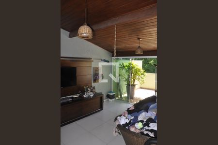 Casa à venda com 250m², 3 quartos e 5 vagasSoton com Furo