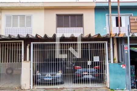 Casa à venda com 170m², 3 quartos e 2 vagas Casa à venda com 170m², 3 quartos e 2 vagasFachada