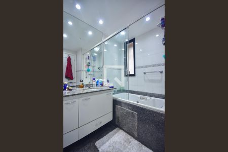 Apartamento à venda com 186m², 3 quartos e 3 vagas Apartamento à venda com 186m², 3 quartos e 3 vagasBanheiro Suíte 3