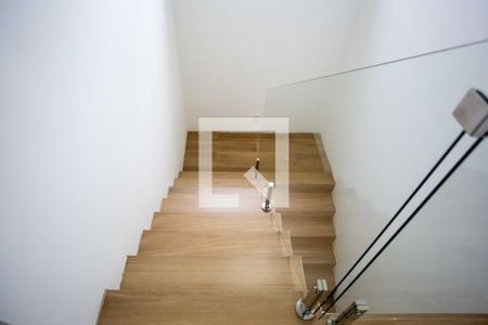 Casa à venda com 310m², 3 quartos e 4 vagasEscada